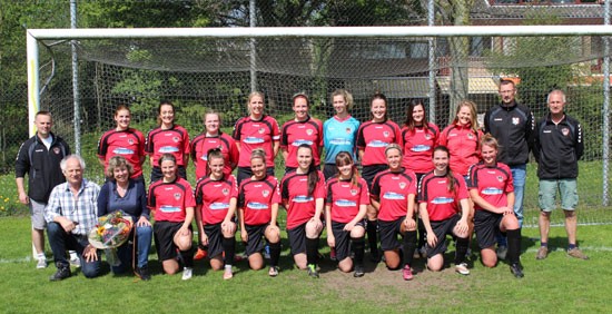 Scheepvaartbedrijf Pavema BV schenkt nieuw tenue IFC Vrouwen 2